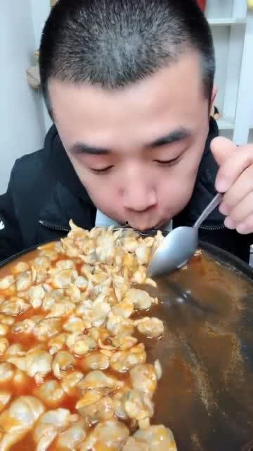 大口吃东西的图片